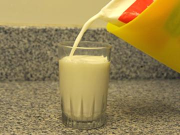 Leche cayendo en un vaso Leche cayendo en un vaso