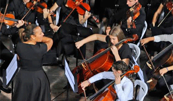 Orquesta Juvenil del Sodre recibió al presidente Tabaré Vázquez al llegar al Club Progreso, en La Teja