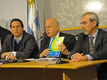 Prosecretario Diego Cánepa, secretario general de la OEA, José Miguel Insulza, y vicecanciller Luis Porto Prosecretario Diego Cánepa, secretario general de la OEA, José Miguel Insulza, y vicecanciller Luis Porto