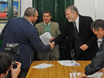 Ministro Roberto Kreimerman saluda a trabajador cooperativista Ministro Roberto Kreimerman saluda a trabajador cooperativista