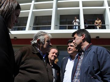 Presidente Mujica junto a Sendic y demás autoridades frente al local cedido a UTU Presidente Mujica junto a Sendic y demás autoridades frente al local cedido a UTU