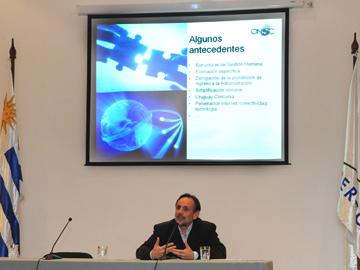 Gustavo Nisivoccia de ONSC en la presentación del proyecto Comunidad Virtual de Gestión Humana Gustavo Nisivoccia de ONSC en la presentación del proyecto Comunidad Virtual de Gestión Humana