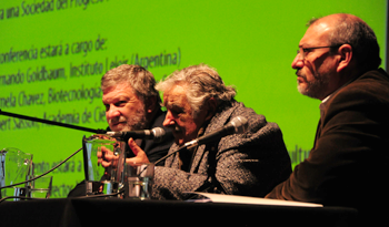 El Presidente José Mujica en la cluasura el Primer Foro Nacional sobre Pautas Estratégicas en Biotecnología para Sectores Productivos El Presidente José Mujica en la cluasura el Primer Foro Nacional sobre Pautas Estratégicas en Biotecnología para Sectores Productivos