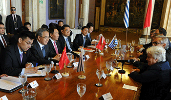 Vicepresidenta Lucía Topolansky, canciller Rodolfo Nin Novoa y ministro de Ganadería, Jorge Benech, con visitante de China Vicepresidenta Lucía Topolansky, canciller Rodolfo Nin Novoa y ministro de Ganadería, Jorge Benech, con visitante de China