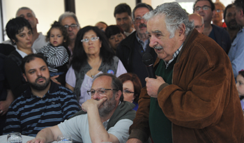 Mujica junto a los vecinos del barrio Tres Ombúes Mujica junto a los vecinos del barrio Tres Ombúes