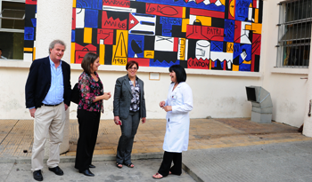 Autoridades de Salud Pública frente a uno de los murales del Saint Bois Autoridades de Salud Pública frente a uno de los murales del Saint Bois