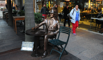 Monumento a Carlos Gardel en el centro de Montevideo Monumento a Carlos Gardel en el centro de Montevideo