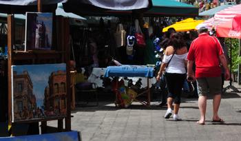 Turistas en peatonal del Mercado del Puerto