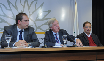 Ministro de Economía y Finanzas, Danilo Astori, flanqueado por Pablo Ferreri y Andrés Masoller