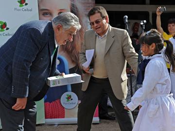 Presidente Mujica entregó la computadora un 1.000.000 en la Escuela N°177 de Montevideo Presidente Mujica entregó la computadora un 1.000.000 en la Escuela N°177 de Montevideo