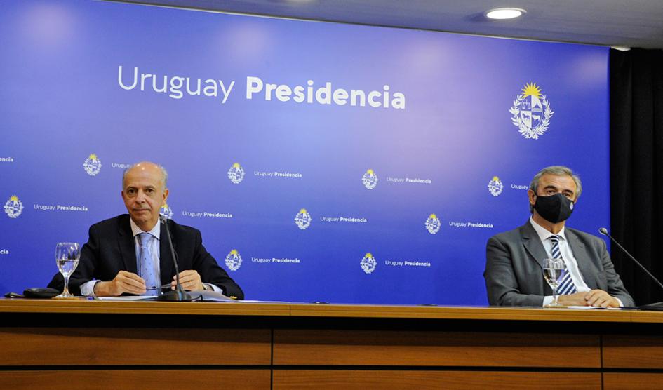 García y Larrañaga en conferencia de prensa García y Larrañaga en conferencia de prensa