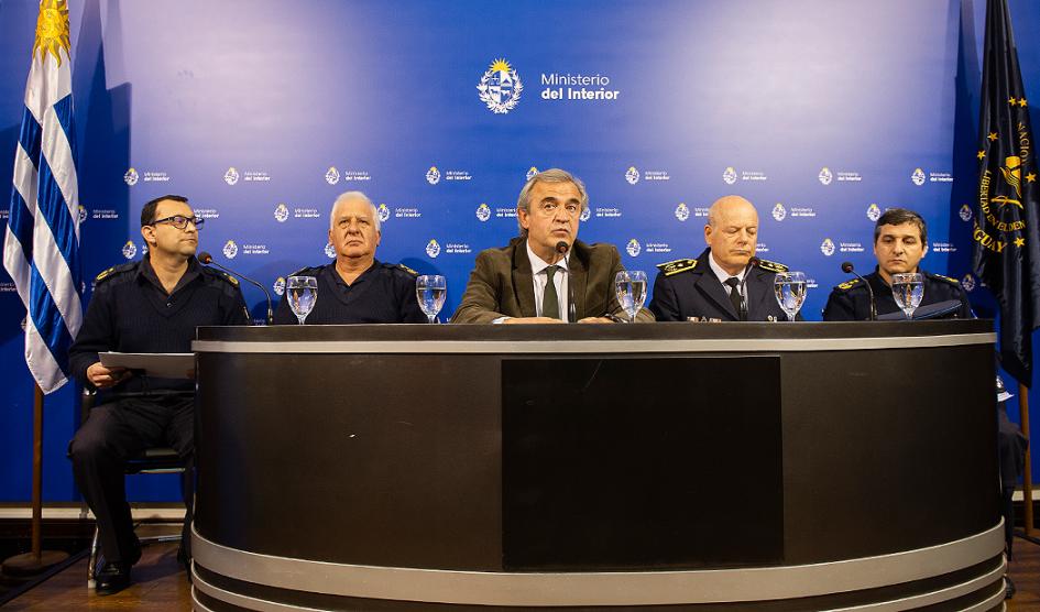 Autoridades policiales junto al ministro Jorge Larrañaga