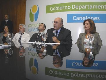 Autoridades en conferencia de prensa