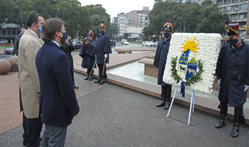 Presidente Lacalle Pou colocó ofrenda floral al pie del Obelisco a los  Constituyentes de 1830 | Uruguay Presidencia