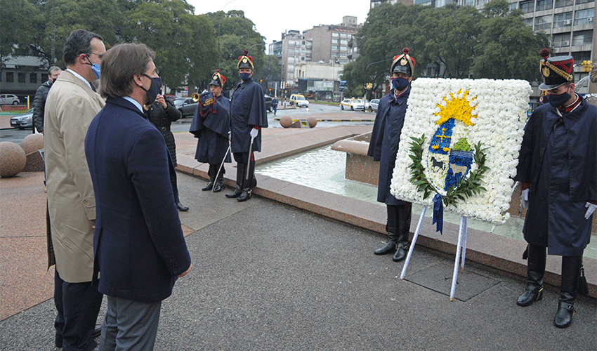 Presidente, Luis Lacalle Pou, colocó ofrenda floral al pie del Obelisco Presidente, Luis Lacalle Pou, colocó ofrenda floral al pie del Obelisco