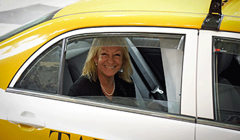 Carolina Cosse en taxi eléctrico Carolina Cosse en taxi eléctrico