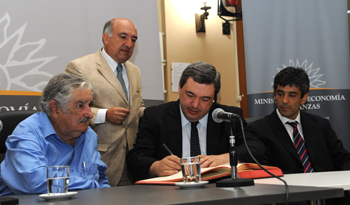 Mario Bergara asumió como ministro de Economía y Finanzas Mario Bergara asumió como ministro de Economía y Finanzas