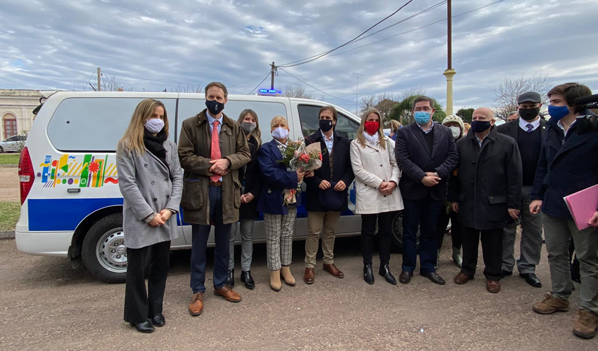 Autoridades en Porvenir junto a la ambulancia donada Autoridades en Porvenir junto a la ambulancia donada