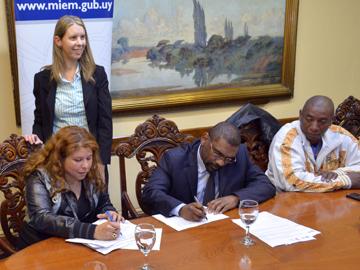 Autoridades de Industria y la ANEP firman acuerdo Autoridades de Industria y la ANEP firman acuerdo
