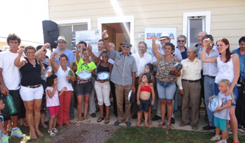 Vecinos recibiendo las llaves de sus nuevas viviendas, acompañados por el ministro Beltrame Vecinos recibiendo las llaves de sus nuevas viviendas, acompañados por el ministro Beltrame