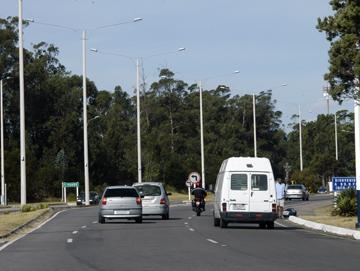 Autos transitando por la ruta