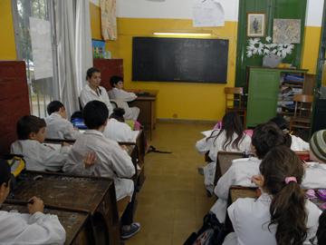 Maestra y escolares en clase Maestra y escolares en clase