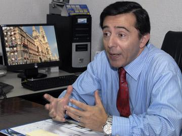 hombre hablando hombre hablando