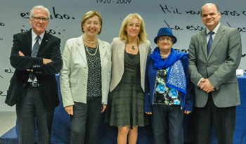 Autoridades en firma de convenio entre Antel y Centros MEC