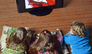 Niños frente a pantalla de TV Niños frente a pantalla de TV