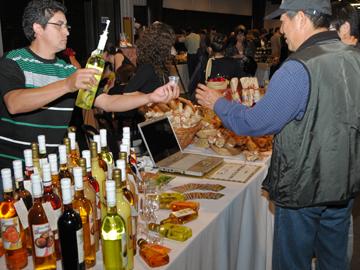 Emprendedor vendiendo su mercadería Emprendedor vendiendo su mercadería