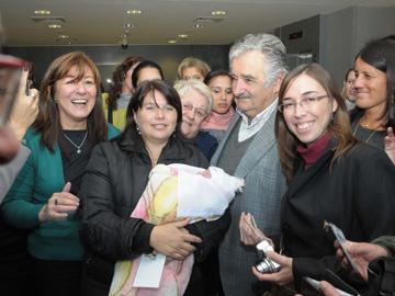 Presidente Mujica junto a funcionaria con su bebe Presidente Mujica junto a funcionaria con su bebe