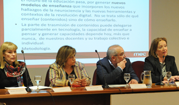 Ministra de Educación y Cultura, María Julia Muñoz, con autoridades de la Administración Nacional de Educación Pública Ministra de Educación y Cultura, María Julia Muñoz, con autoridades de la Administración Nacional de Educación Pública