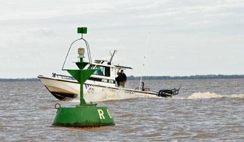 Embarcación en zona próxima a Isla Martín García Embarcación en zona próxima a Isla Martín García