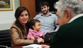 La diputada Camila Vallejo, con su hija en brazos, conversa con el Presidente José Mujica La diputada Camila Vallejo, con su hija en brazos, conversa con el Presidente José Mujica