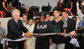 Vázquez inaugura, junto a estudiantes, un nuevo centro educativo en La Teja, Montevideo Vázquez inaugura, junto a estudiantes, un nuevo centro educativo en La Teja, Montevideo