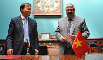 Ariel Bergamino junto a viceministro de Industria y Comercio de Vietnam, Do Thang Hai