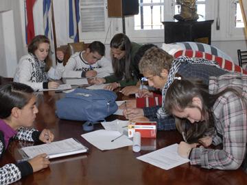 Jóvenes estudiando Jóvenes estudiando