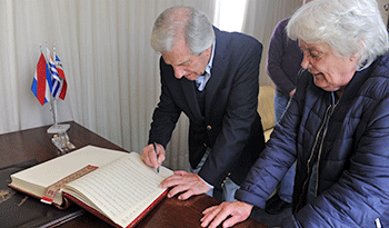 El presidente Tabaré Vázquez y la vicepresidenta Lucía Topolansky firman el cambio de mando