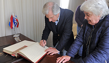 El presidente Tabaré Vázquez y la vicepresidenta Lucía Topolansky firman el cambio de mando El presidente Tabaré Vázquez y la vicepresidenta Lucía Topolansky firman el cambio de mando