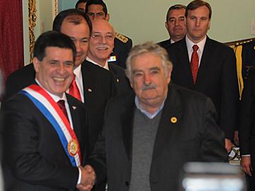 Presidente Mujica saluda al Presidente paraguayo, Horacio Cartes Presidente Mujica saluda al Presidente paraguayo, Horacio Cartes