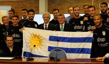 Entrega del Pabellón Nacional a la selección uruguaya de fútbol