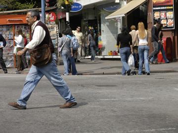 Personas caminando por la calle Personas caminando por la calle