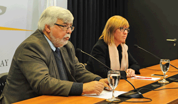 Eduardo Bonomi, acompañado de la ministra interina de Salud Pública, Cristina Lustemberg Eduardo Bonomi, acompañado de la ministra interina de Salud Pública, Cristina Lustemberg