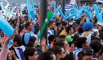 Público uruguayo celebra incidencia de un encuentro televisado por la pantalla del IMPO