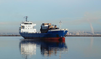 Portacontenedores y remolcador que operará en la hidrovía del Río Uruguay Portacontenedores y remolcador que operará en la hidrovía del Río Uruguay