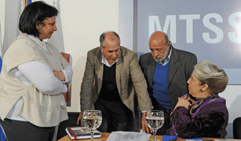 El ministro de Trabajo, Ernesto Murro, con empleadoras y el sindicato de domésticas El ministro de Trabajo, Ernesto Murro, con empleadoras y el sindicato de domésticas