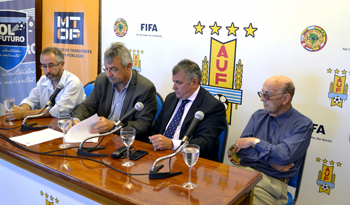 Autoridades del Ministerio de Obras Públicas y la AUF firman convenio