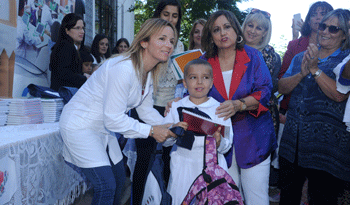 Irupé Buzzetti en entrega de cuadernos y libros Irupé Buzzetti en entrega de cuadernos y libros