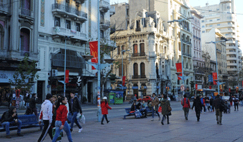 Gente transitando por Montevideo
