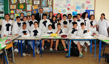 Ministro de Economía y Finanzas, Mario Bergara, con niños de la Escuela 137 Ministro de Economía y Finanzas, Mario Bergara, con niños de la Escuela 137